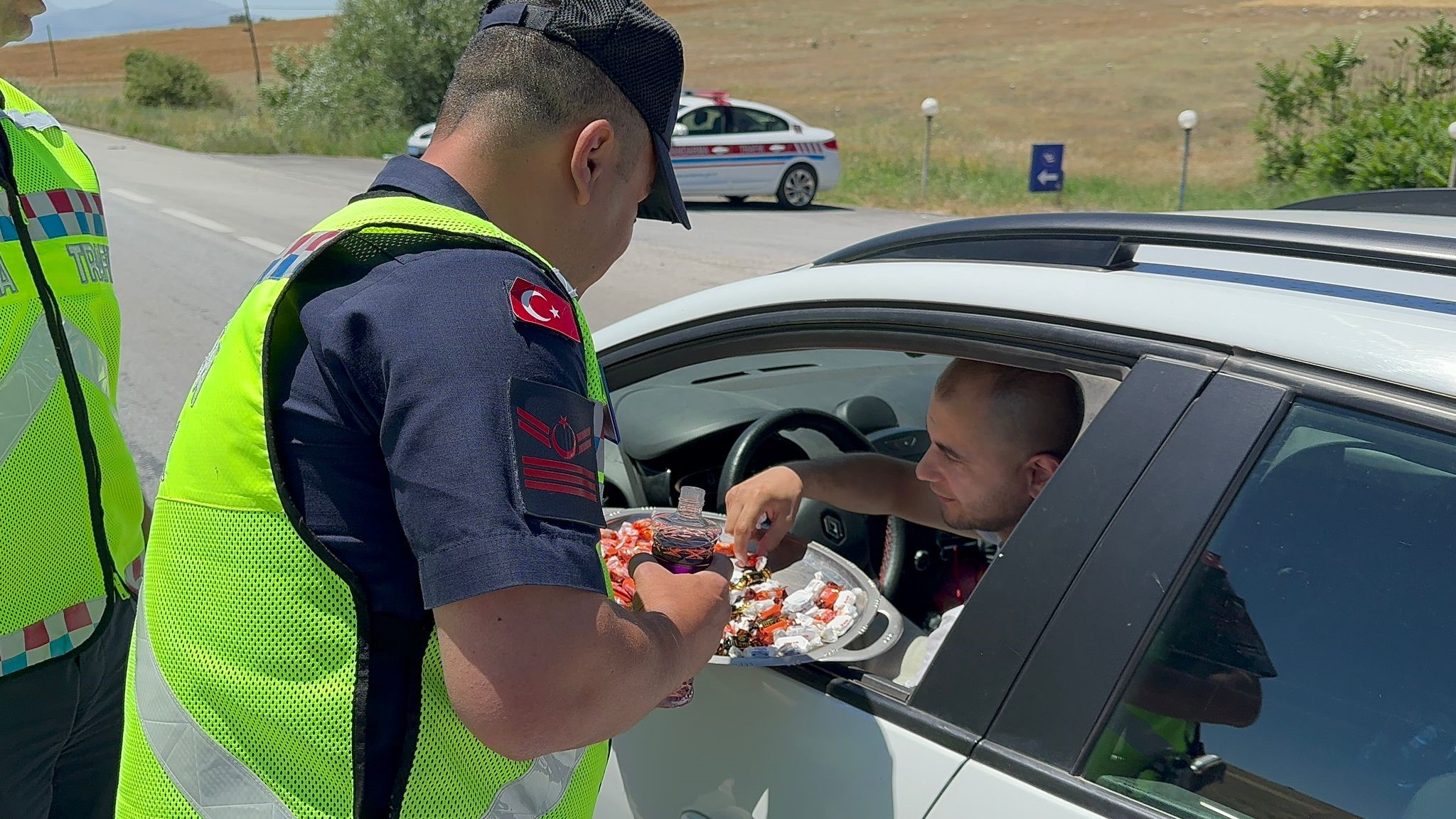 Şeker ve Kolonya İkramıyla Sürücüler Durduruldu