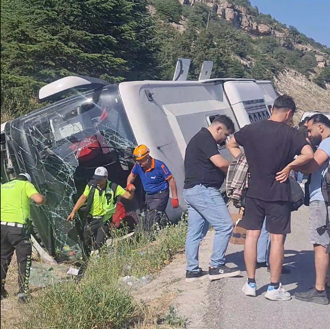 Kütahya'da Yolcu Otobüsü Devrildi, Üç Yaralı