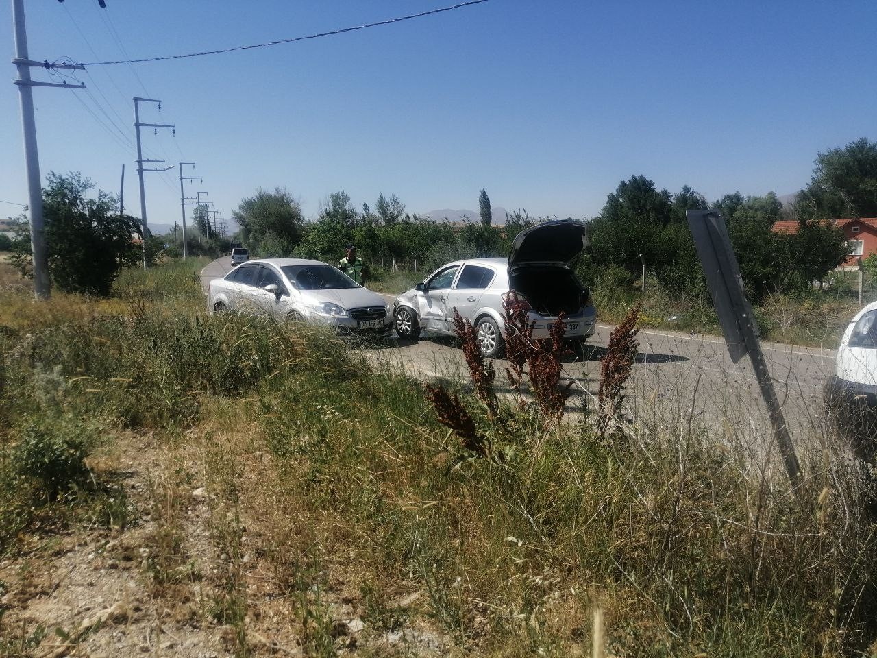 Isparta'da otomobiller kafa kafaya çarpıştı: 3 yaralı