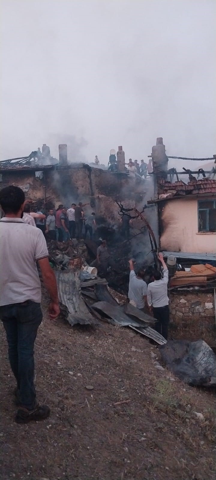  Şuhut'ta Yangın: İki Katlı Ahşap Ev Kül Oldu