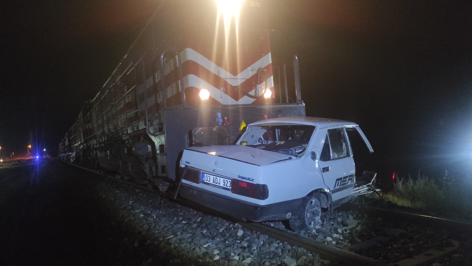 Afyonkarahisar'da Meydana Gelen Tren Kazası: Sürücü Şans Eseri Kurtuldu