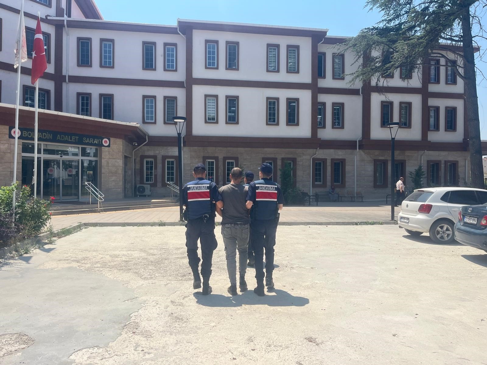 Afyonkarahisar'da Aranan Şahıs Jandarma Operasyonuyla Yakalandı