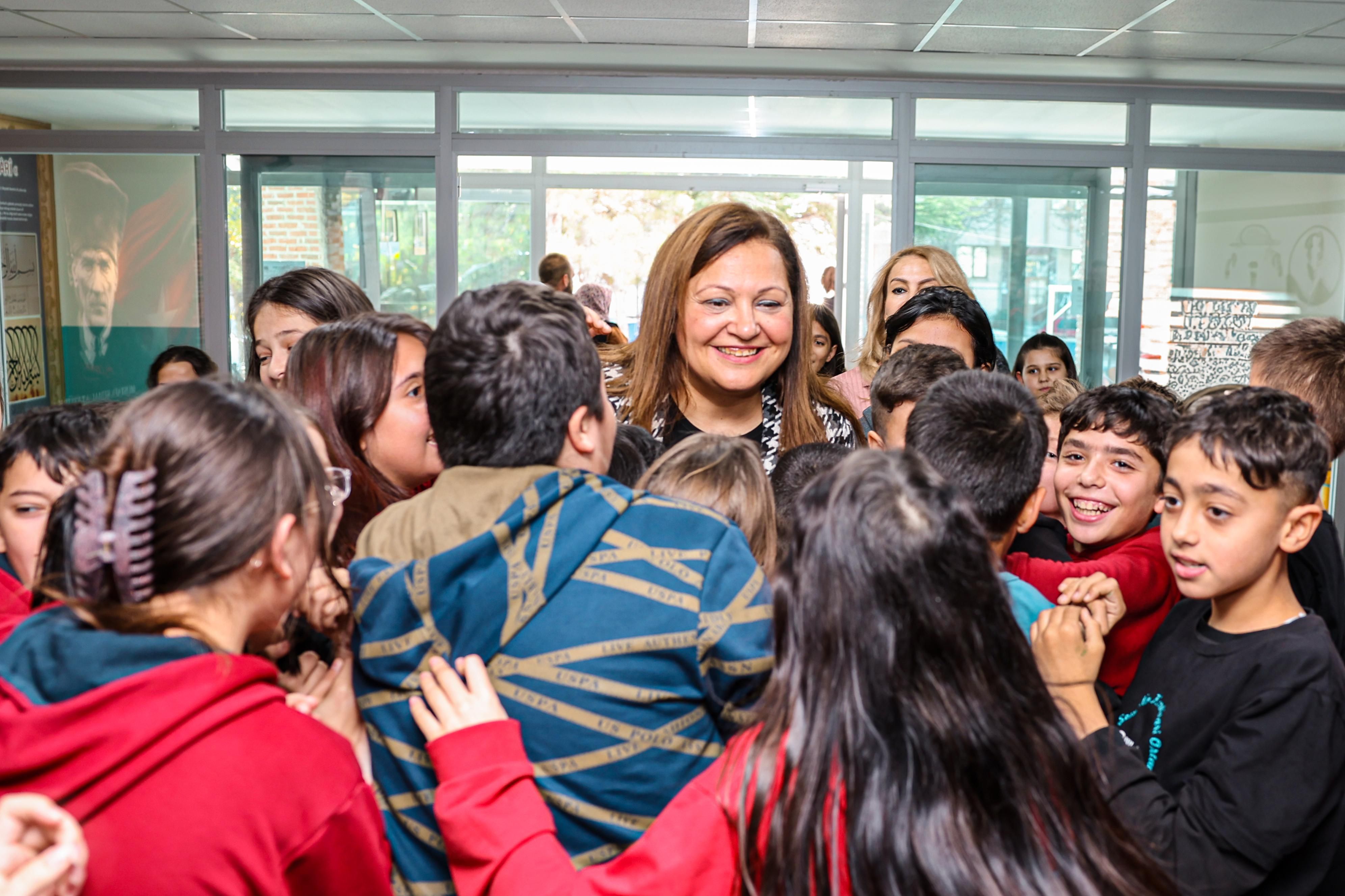 Başkan Burcu Köksal'dan Öğretmenlere Anlamlı Hediye